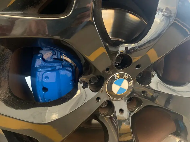 Pinza freno blu dietro il cerchio di una BMW