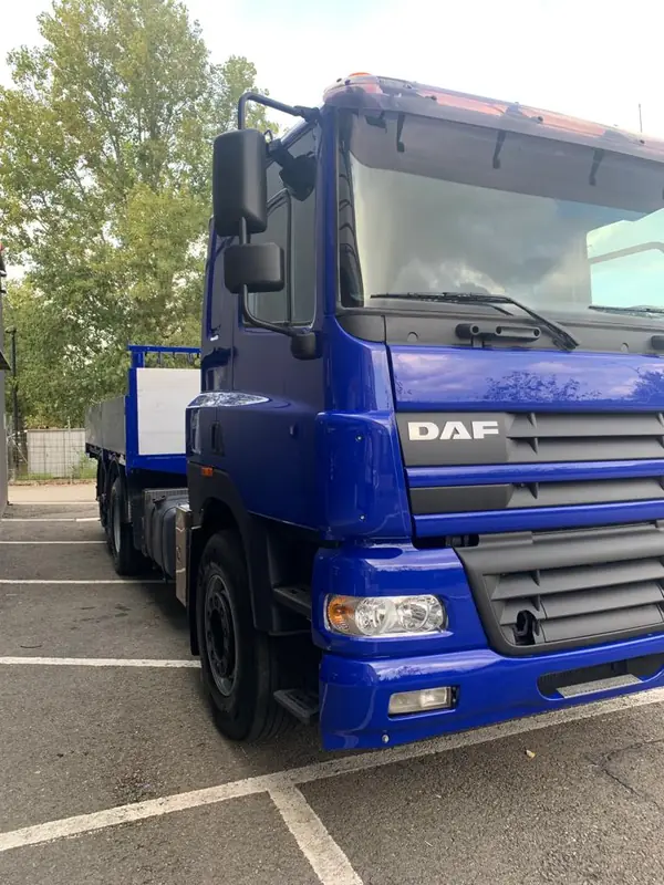 Camion DAF con la cabina riverniciata in blu