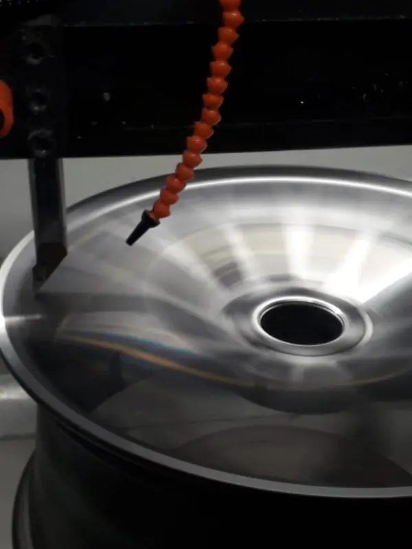 Cerchio in lega sul tornio, durante la diamantatura